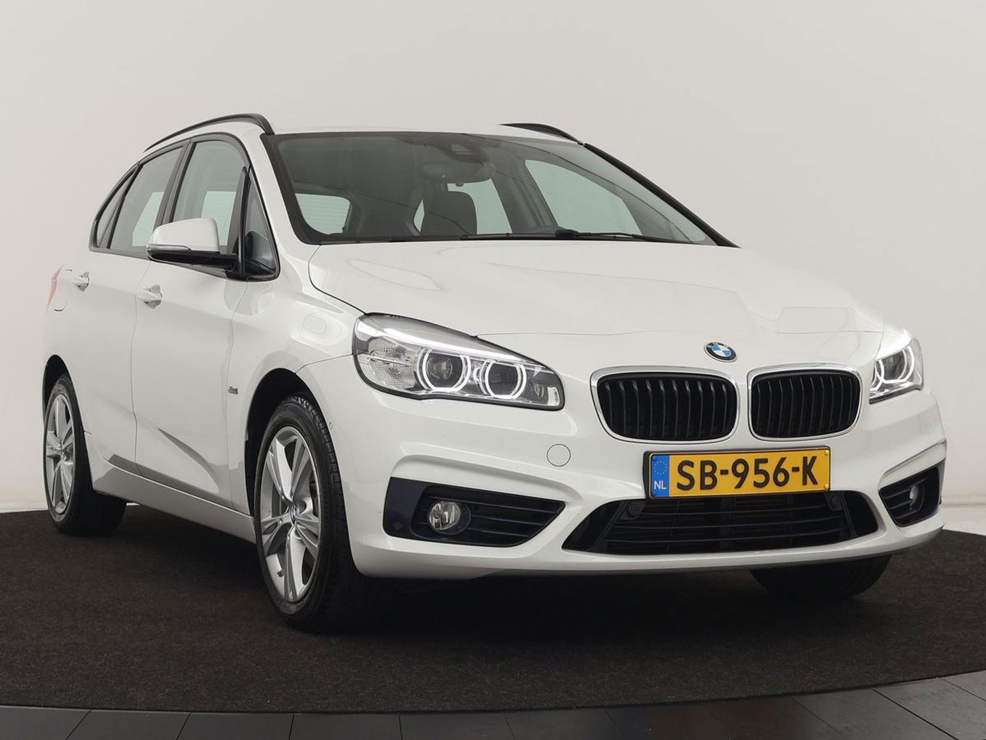 BMW 2 Serie Active Tourer 220i High Executive | Trekhaak | Head-up display | Cruise Control | lederen bekleding | LED koplampen | Navigatie | Stoelverwarming | LMV 17 |