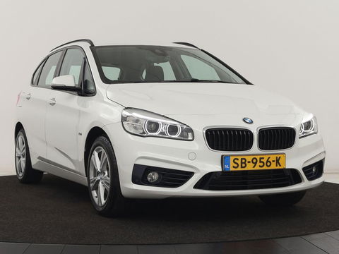 BMW 2 Serie Active Tourer 220i High Executive | Trekhaak | Head-up display | Cruise Control | lederen bekleding | LED koplampen | Navigatie | Stoelverwarming | LMV 17 |