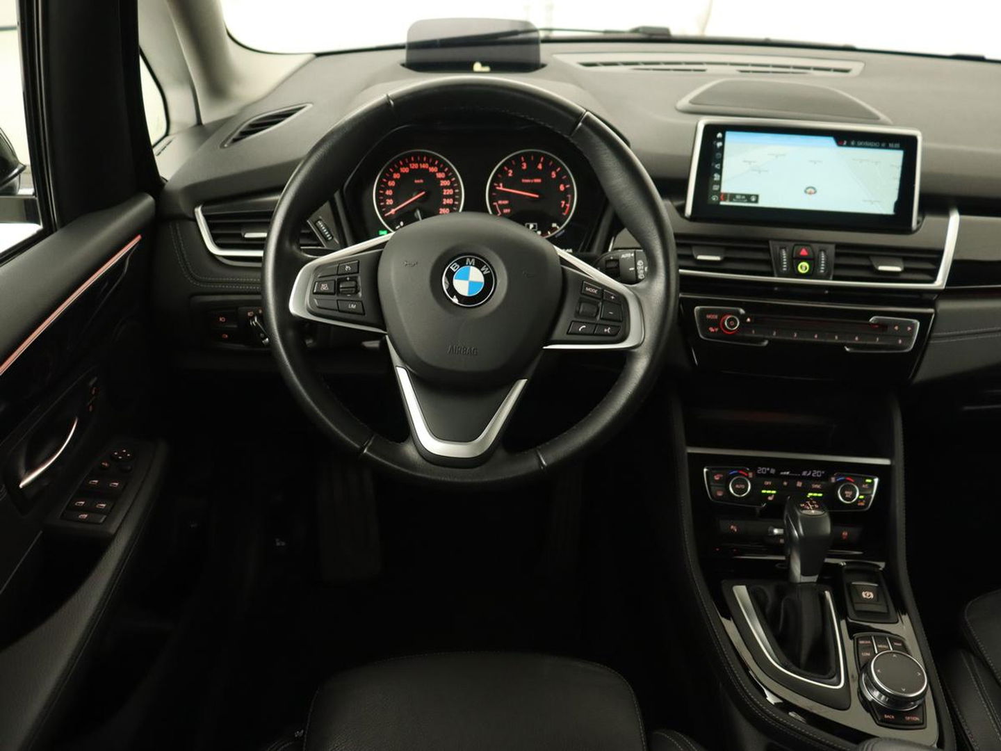 BMW 2 Serie Active Tourer 220i High Executive | Trekhaak | Head-up display | Cruise Control | lederen bekleding | LED koplampen | Navigatie | Stoelverwarming | LMV 17 |