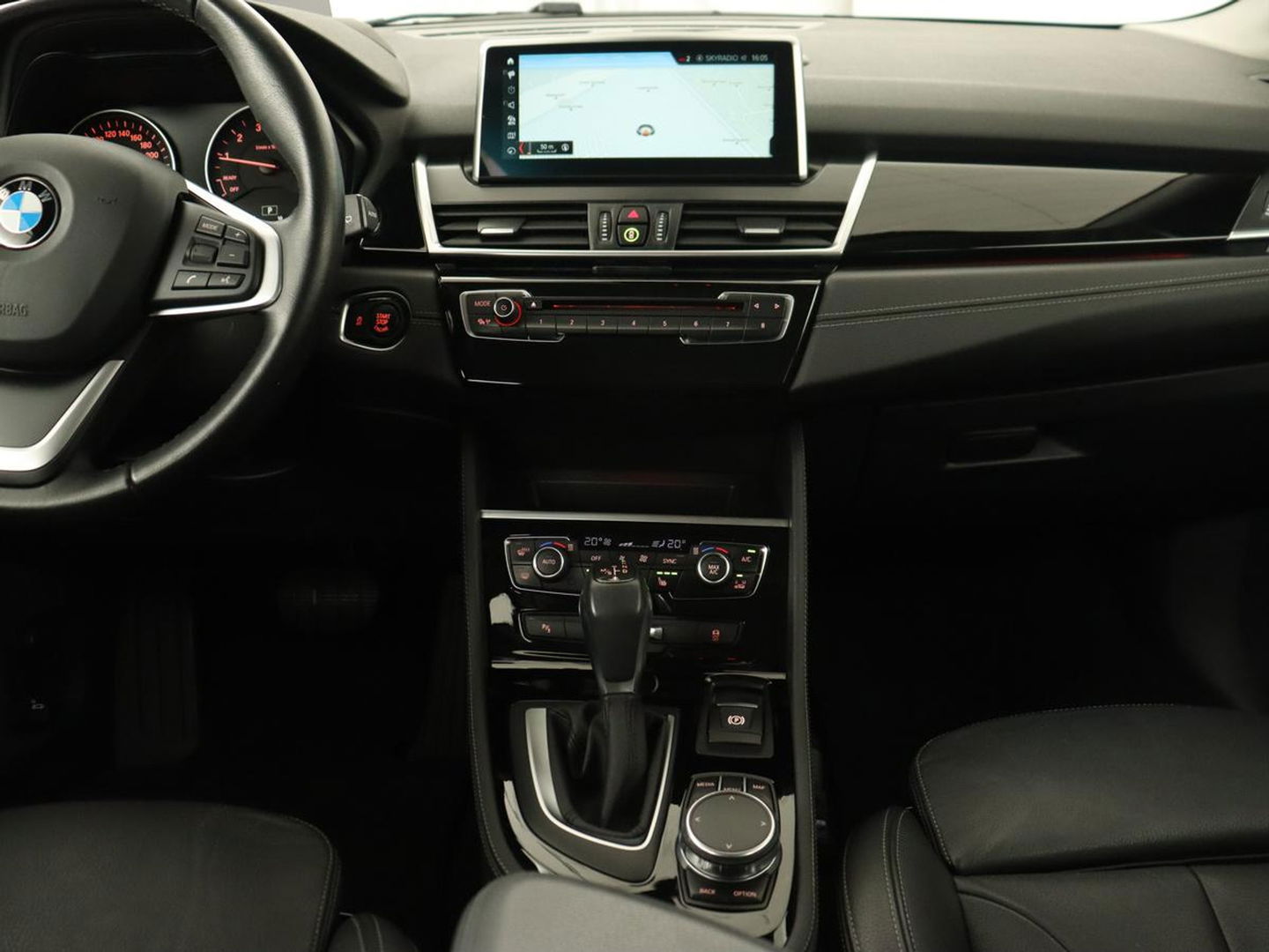 BMW 2 Serie Active Tourer 220i High Executive | Trekhaak | Head-up display | Cruise Control | lederen bekleding | LED koplampen | Navigatie | Stoelverwarming | LMV 17 |
