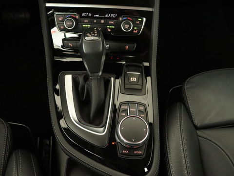 BMW 2 Serie Active Tourer 220i High Executive | Trekhaak | Head-up display | Cruise Control | lederen bekleding | LED koplampen | Navigatie | Stoelverwarming | LMV 17 |