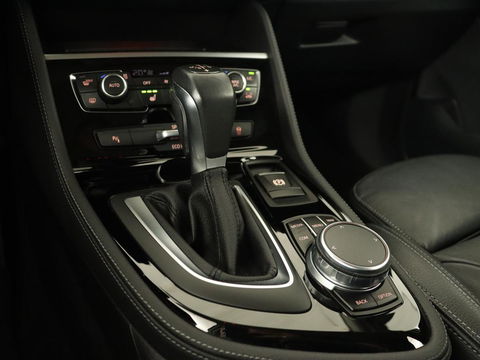 BMW 2 Serie Active Tourer 220i High Executive | Trekhaak | Head-up display | Cruise Control | lederen bekleding | LED koplampen | Navigatie | Stoelverwarming | LMV 17 |
