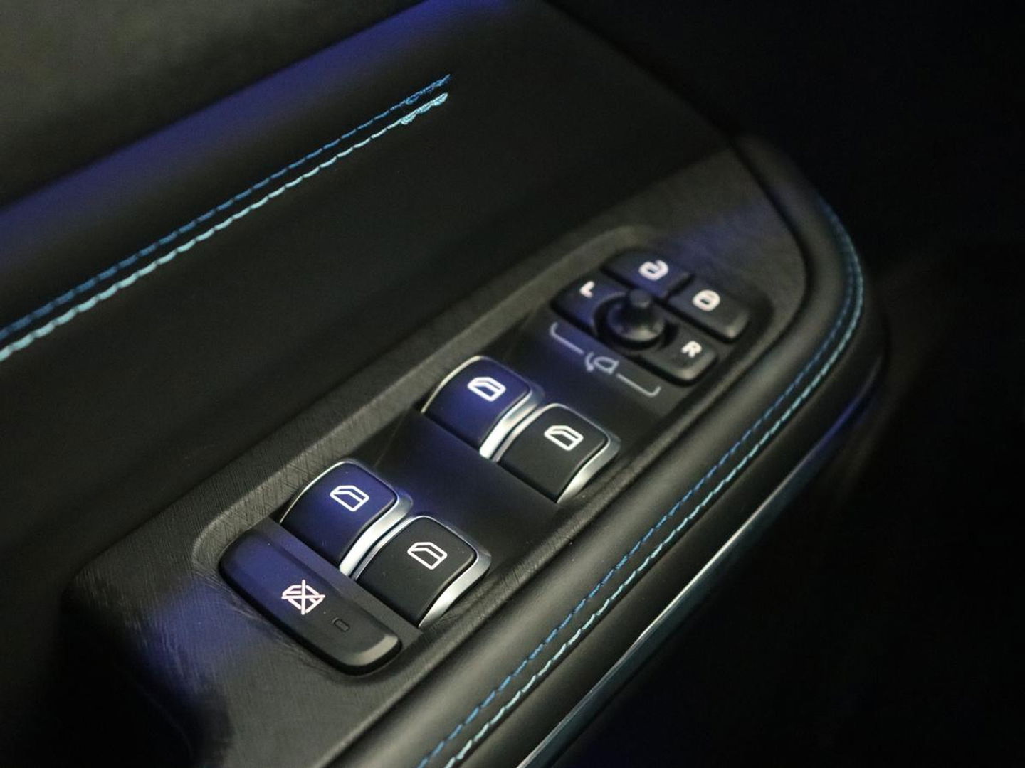 Lynk & Co 01 1.5 Plug In | Panoramadak | Infinity by Harman | Camera | Adaptive cruise | Stoelverwarming | Carplay | Memory | Full LED