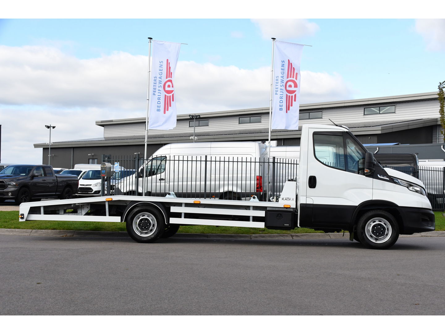 Iveco 35S18 Daily | Oprijwagen | Geveerde stoel | 3,5t trekgw. | Adaptive CC | LED NAV ECC Adaptive CC | Faustmann opbouw | 1100 KG Laadvermogen
