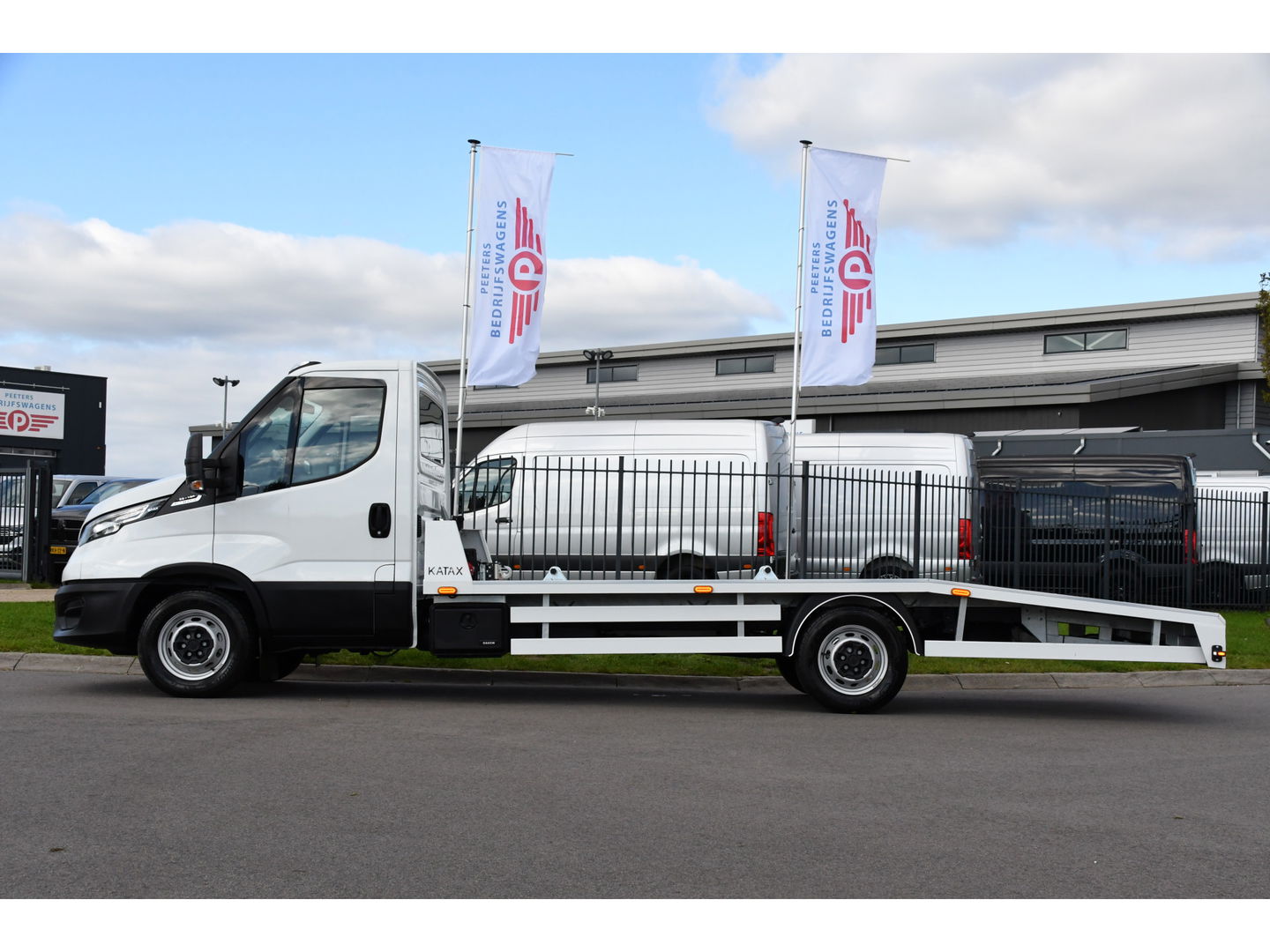 Iveco 35S18 Daily | Oprijwagen | Geveerde stoel | 3,5t trekgw. | Adaptive CC | LED NAV ECC Adaptive CC | Faustmann opbouw | 1100 KG Laadvermogen
