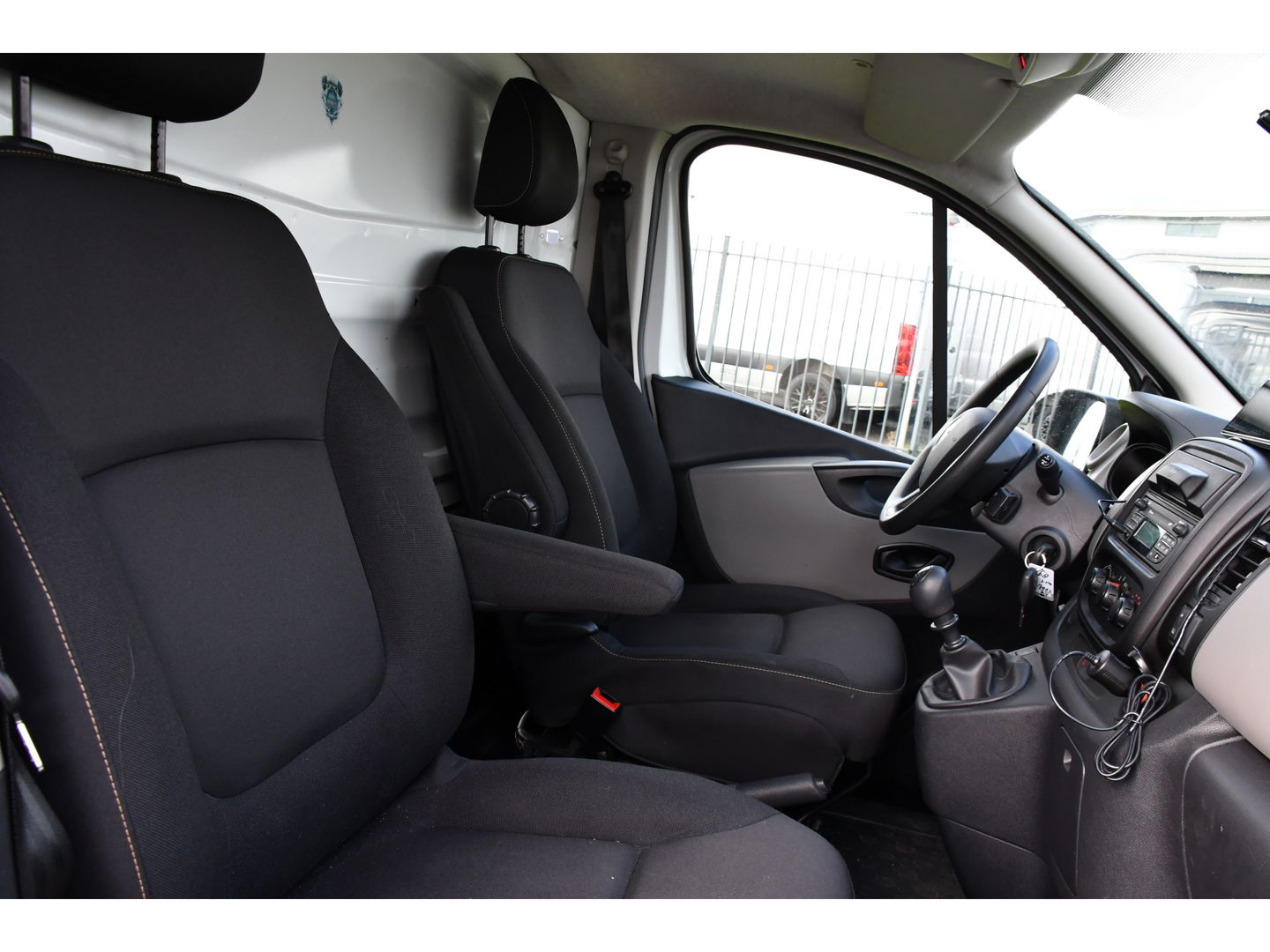 Renault Trafic 1.6 dCi T29 L2H1 PB Edition Cruise, Sensoren, 2 x Schuifdeur, 125pk, Trekhaak, Airco, Uniek!