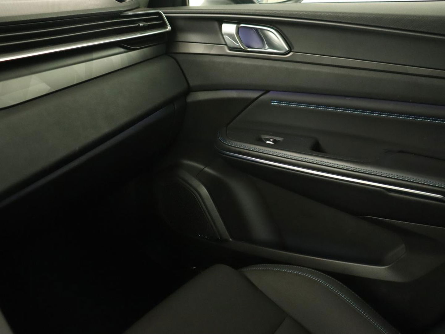 Lynk & Co 01 1.5 Plug In | Panoramadak | Infinity by Harman | Camera | Adaptive cruise | Stoelverwarming | Carplay | Memory | Full LED