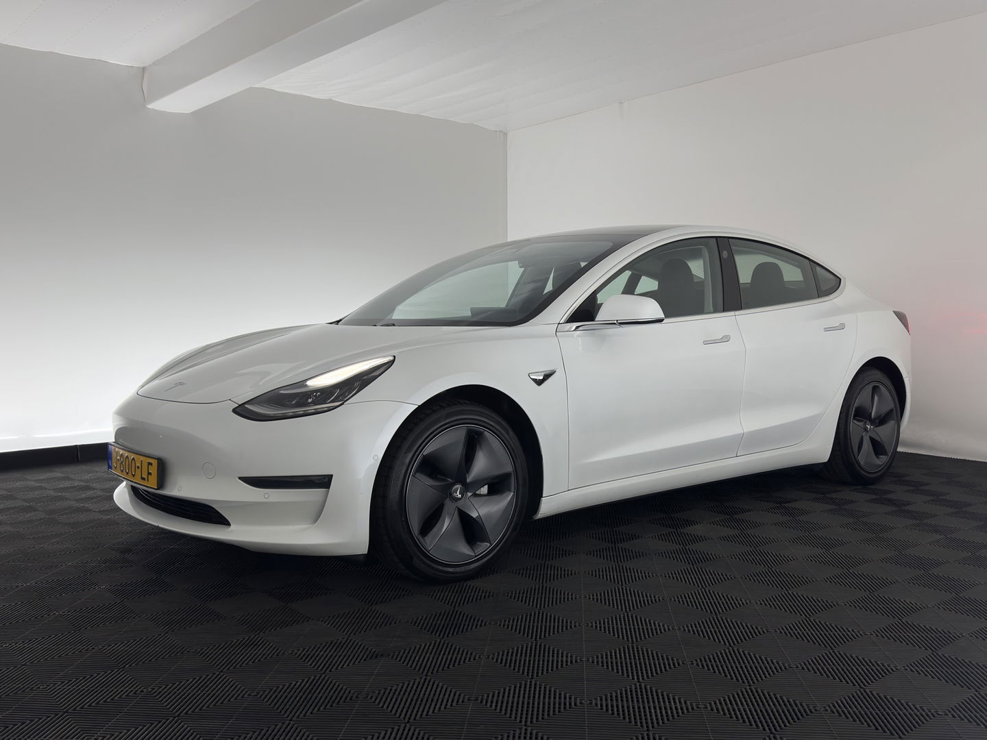 Tesla Model 3 Long Range AWD 75 kWh {SOH-87%} (INCL-BTW) Aut. *PANO | AUTO-PILOT | LUXURY-LEATHER | KEYLESS | FULL-LED | MEMORY-PACK | SURROUND-VIEW | DAB | CARPLAY | DIGI-COCKPIT | LANE-ASSIST | COMFORT-SEATS | 18"ALU*