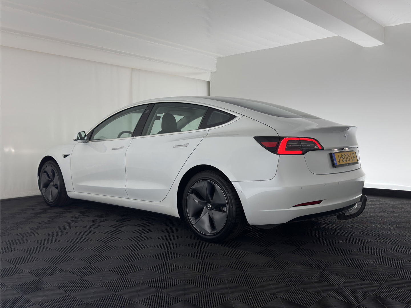 Tesla Model 3 Long Range AWD 75 kWh {SOH-87%} (INCL-BTW) Aut. *PANO | AUTO-PILOT | LUXURY-LEATHER | KEYLESS | FULL-LED | MEMORY-PACK | SURROUND-VIEW | DAB | CARPLAY | DIGI-COCKPIT | LANE-ASSIST | COMFORT-SEATS | 18"ALU*