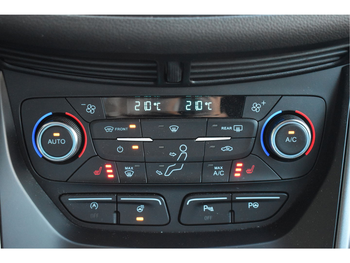 Ford Kuga 1.5 EcoBoost Winterpack 150 pk | Stoel- & stuurverwarming | Navigatie | Bluetooth | PDC rondom | Allweathers | Historie
