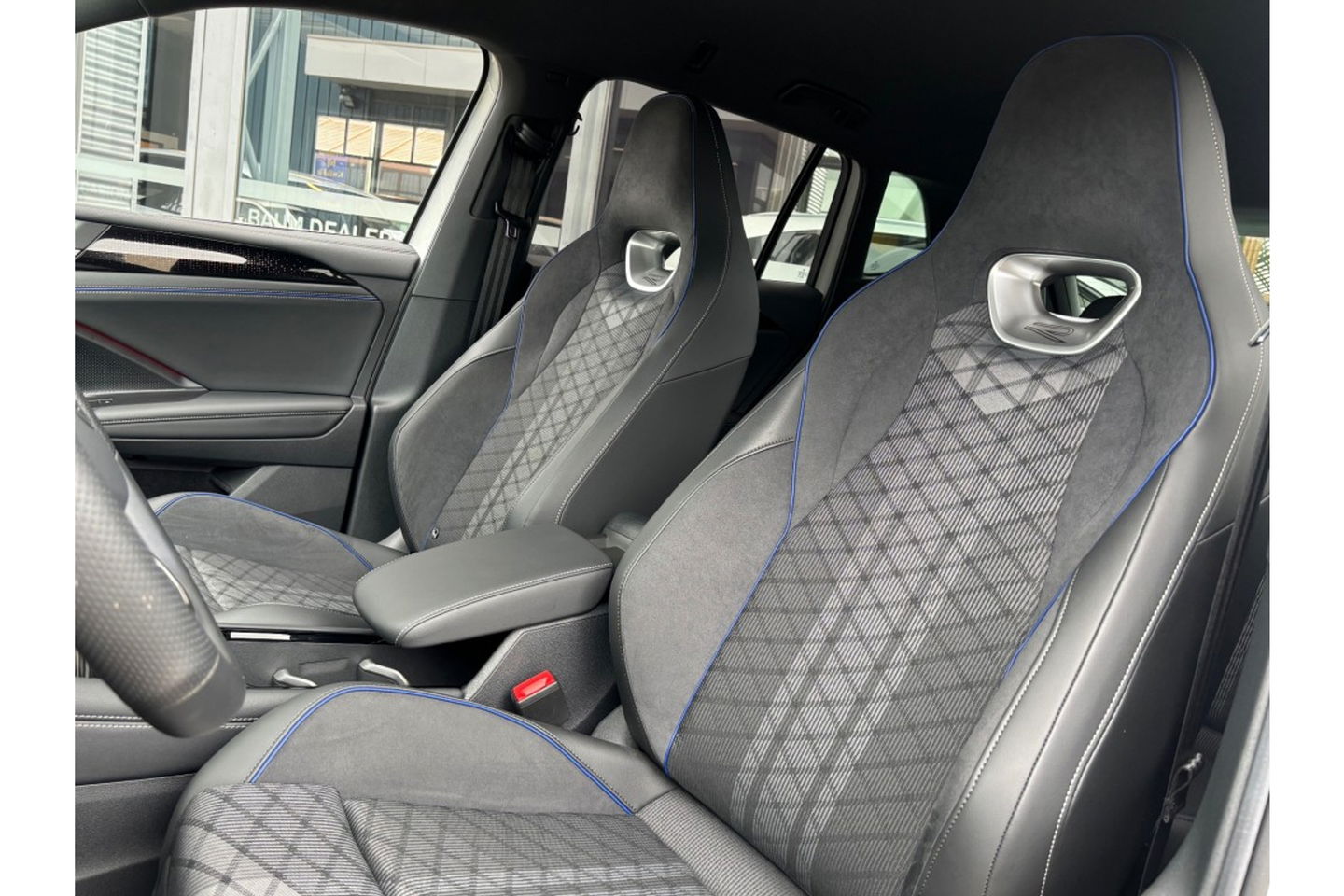 Volkswagen Tiguan 2.0 TDI R-LINE AUTOMAAT 150PK AIRCO NAVI BIGSCREEN PDC-CAMERA CRUISE