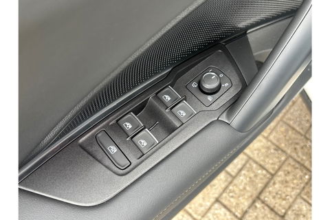 Volkswagen Tiguan 2.0 TDI R-LINE AUTOMAAT 150PK AIRCO NAVI BIGSCREEN PDC-CAMERA CRUISE