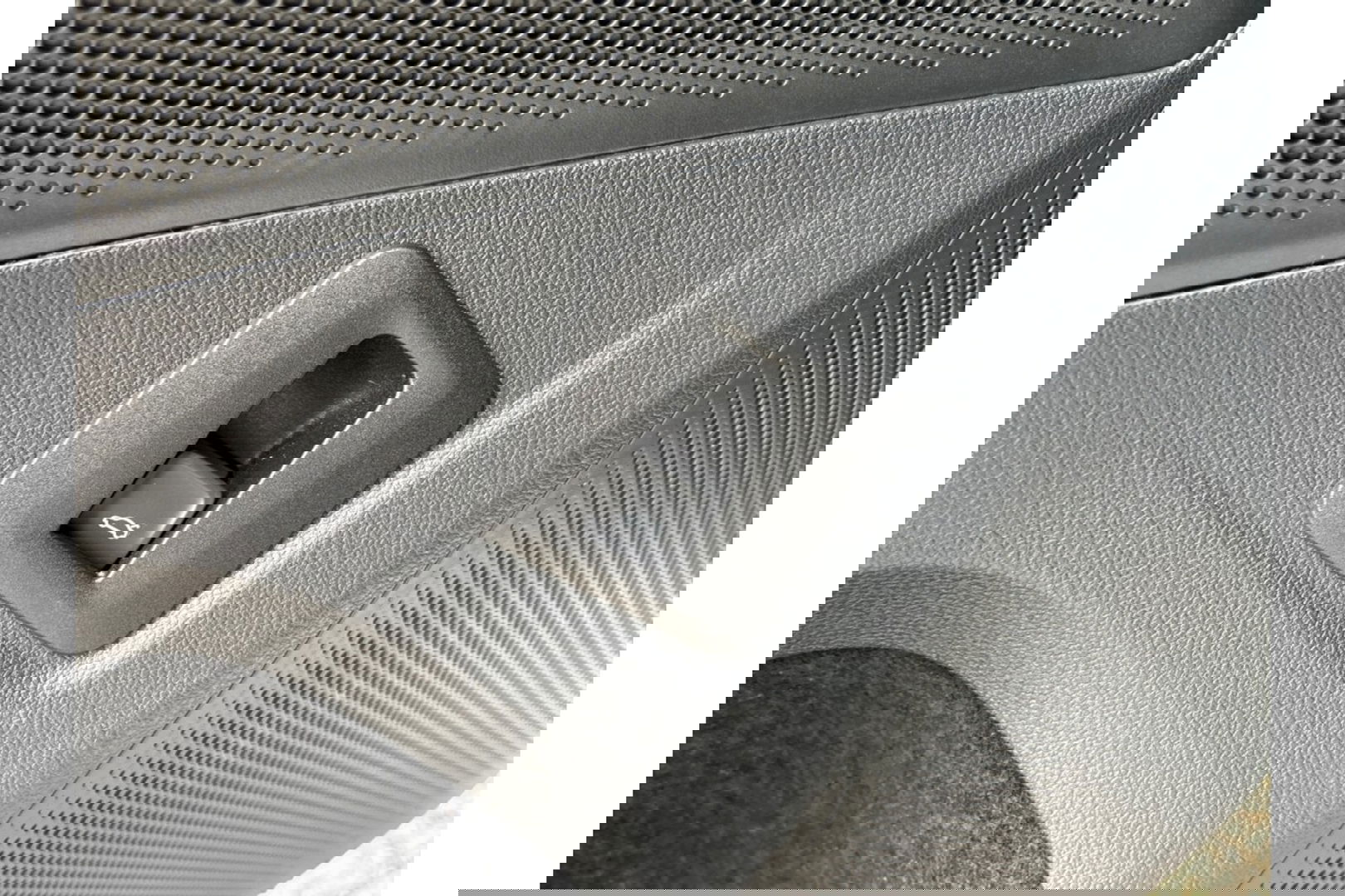 Volkswagen Tiguan 2.0 TDI R-LINE AUTOMAAT 150PK AIRCO NAVI BIGSCREEN PDC-CAMERA CRUISE