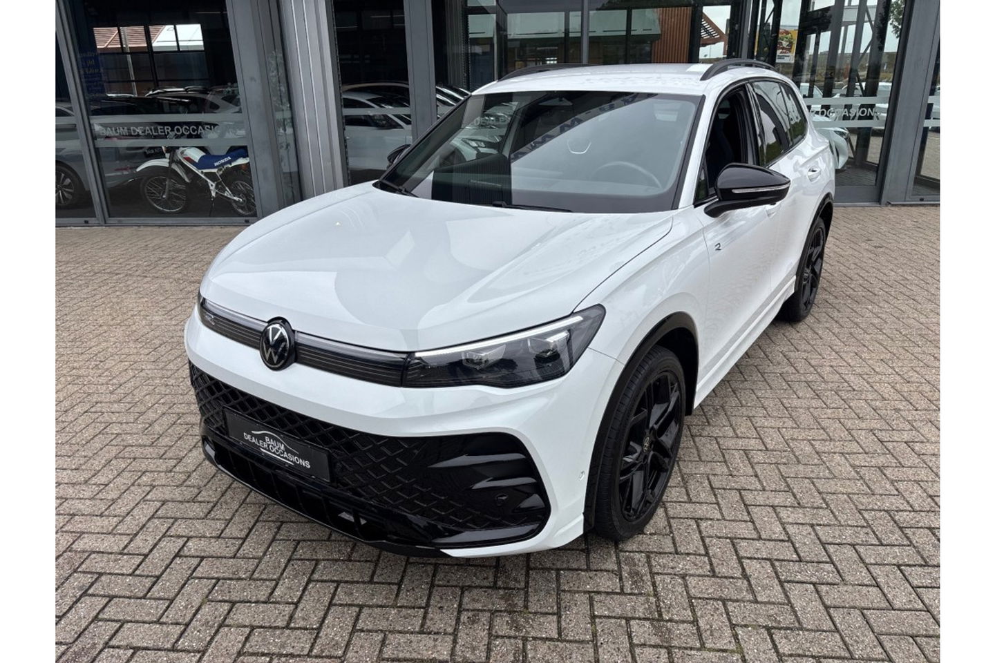Volkswagen Tiguan 2.0 TDI R-LINE AUTOMAAT 150PK AIRCO NAVI BIGSCREEN PDC-CAMERA CRUISE