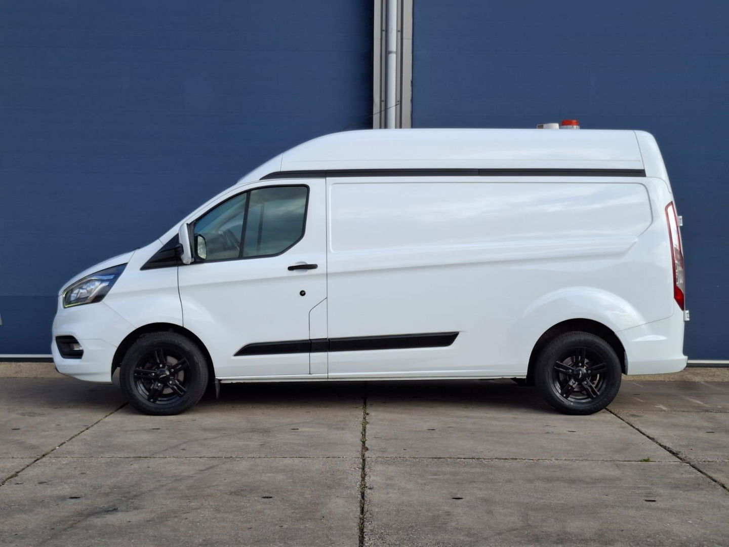 Ford Transit Custom 320 2.0 TDCI L2H2 Trend AIRCO / CRUISE CONTROLE / VERHOOGD / N.A.P / EURO 6