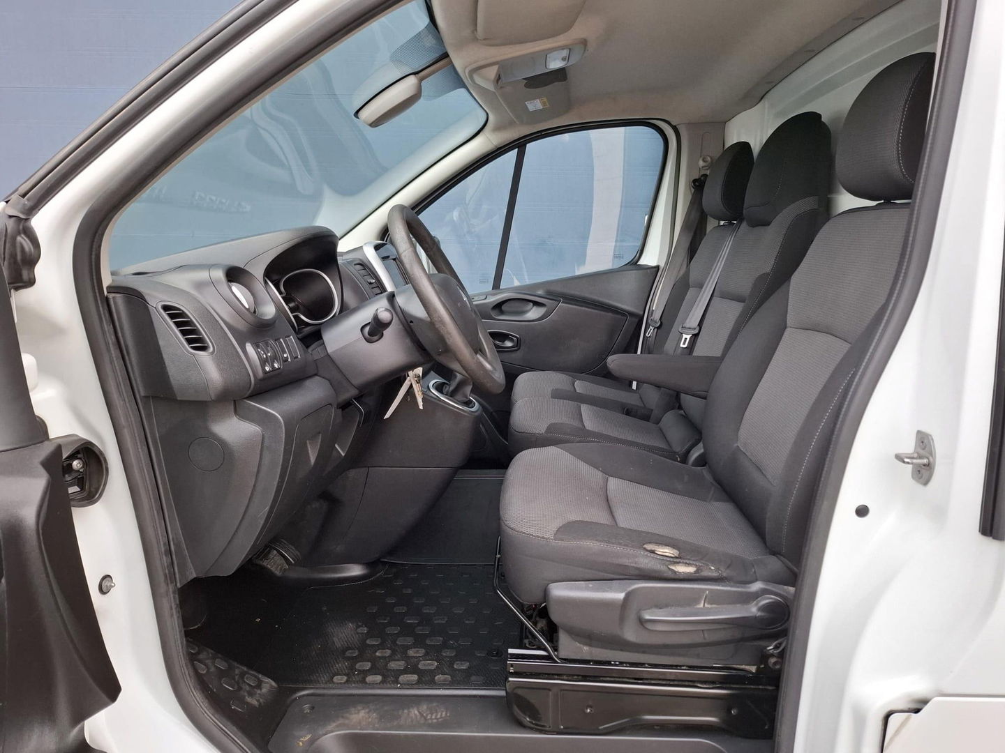 Renault Trafic 2.0 dCi 145 T27 L1H1 Comfort AUTOMAAT / CRUISE CONTROLE / NAVI / CAMERA / 3 ZITS / IMPERIAL