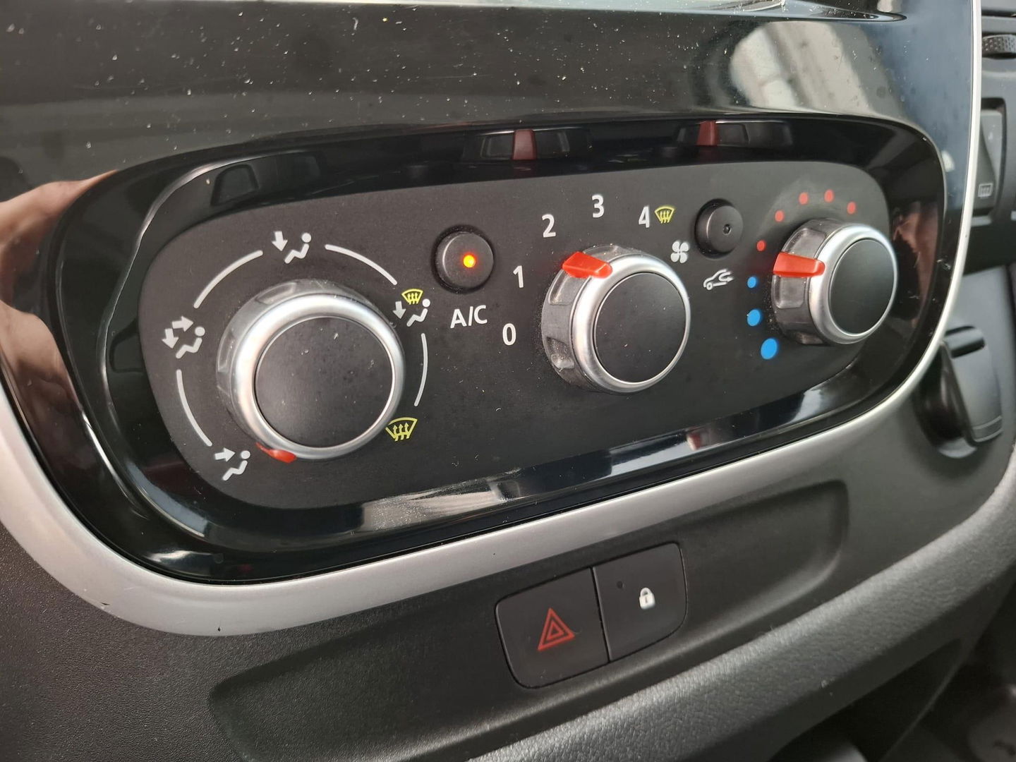 Renault Trafic 2.0 dCi 145 T27 L1H1 Comfort AUTOMAAT / CRUISE CONTROLE / NAVI / CAMERA / 3 ZITS / IMPERIAL