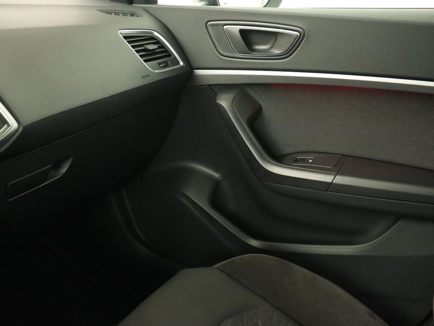 SEAT Ateca 1.5 TSI FR Business Intense | Trekhaak | Achteruitrijcamera | Sfeerverlichting | Navigatie | Carplay | Stoelverwarming | Full-LED koplampen | LMV 18