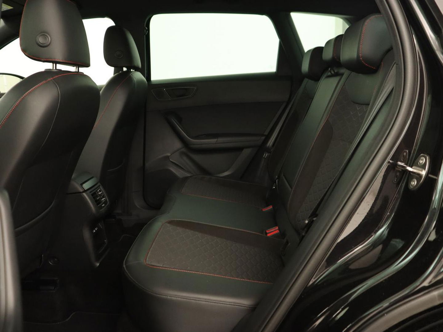SEAT Ateca 1.5 TSI FR Business Intense | Trekhaak | Achteruitrijcamera | Sfeerverlichting | Navigatie | Carplay | Stoelverwarming | Full-LED koplampen | LMV 18