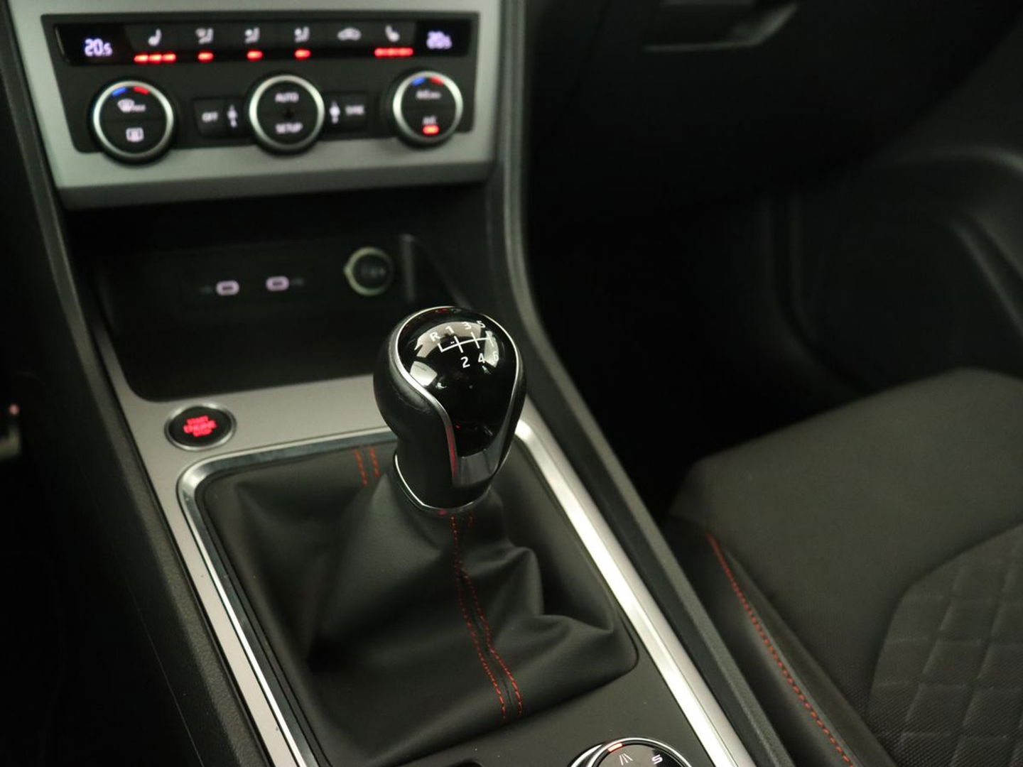 SEAT Ateca 1.5 TSI FR Business Intense | Trekhaak | Achteruitrijcamera | Sfeerverlichting | Navigatie | Carplay | Stoelverwarming | Full-LED koplampen | LMV 18