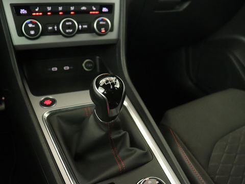 SEAT Ateca 1.5 TSI FR Business Intense | Trekhaak | Achteruitrijcamera | Sfeerverlichting | Navigatie | Carplay | Stoelverwarming | Full-LED koplampen | LMV 18