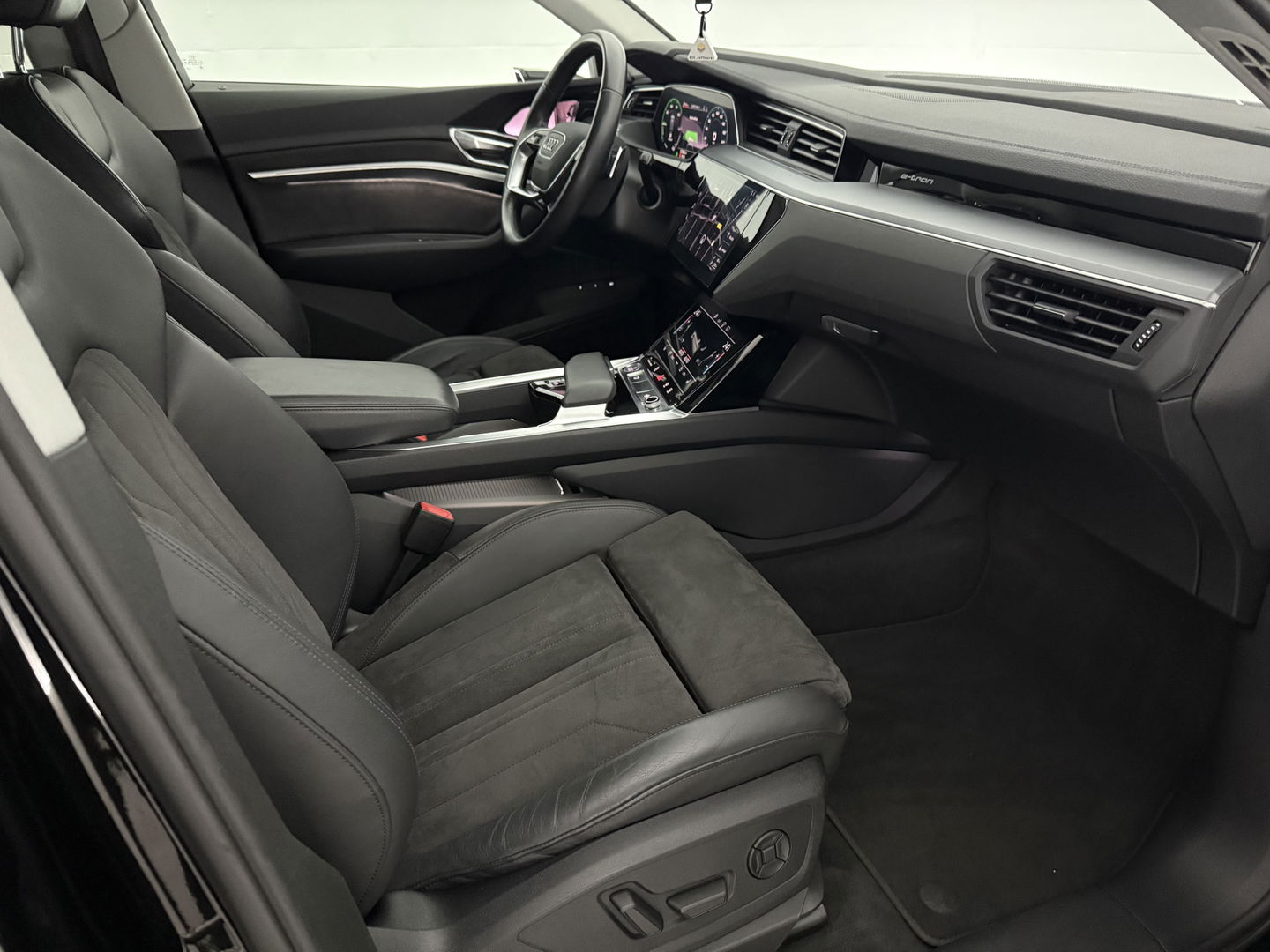 Audi e-tron 50 Quattro Launch edition 71 kWh 313PK | 360° | Sfeerverl. | HuD | Virtual | Memory | Carplay | Adaptive Cruise | Cameraspiegel