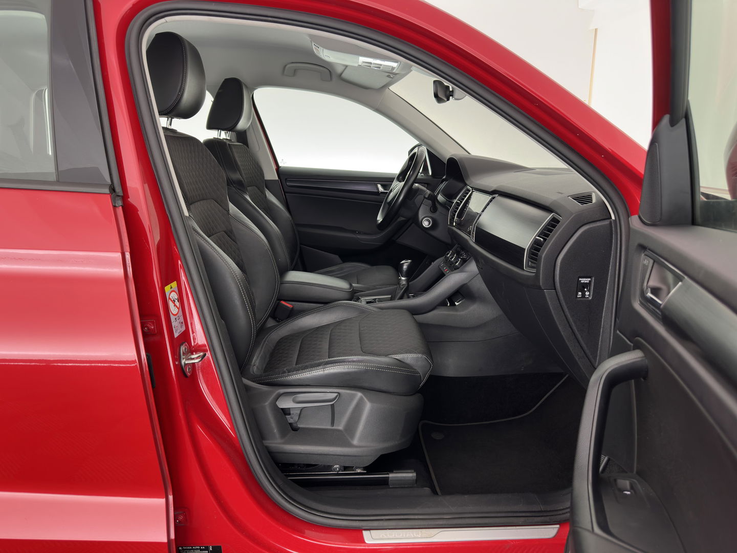 Škoda Kodiaq 1.5 TSI Business Edition (INCL-BTW) *ADAPTIVE-CRUISE | LEATHER-FABRIC | FULL-LED | CANTON-SOUND | HEATED-SPORTSEATS | KEYLESS | NAVI-FULLMAP | CAMERA | DAB+ | ECC | PDC | TOWBAR | 18''ALU*