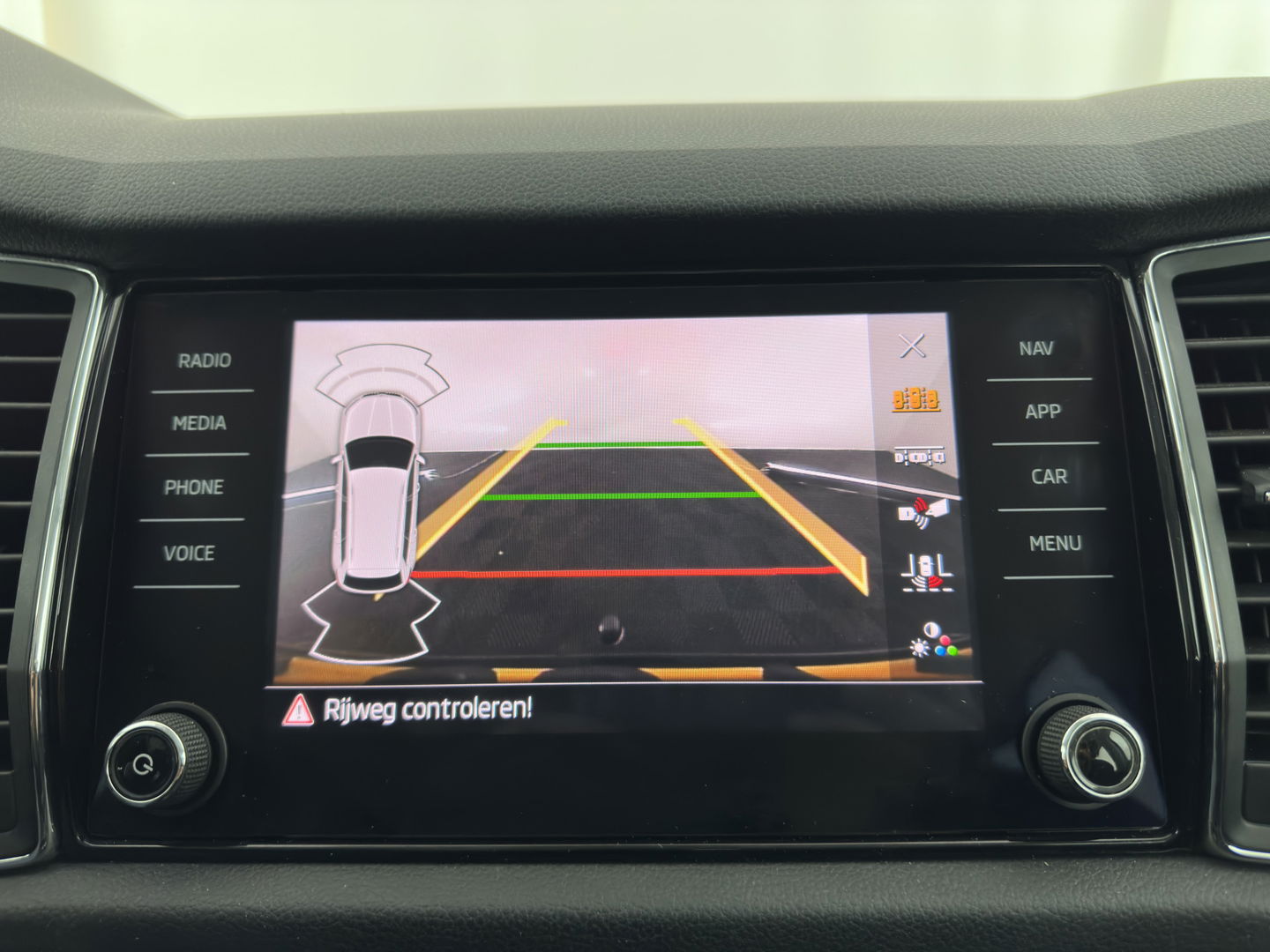 Škoda Kodiaq 1.5 TSI Business Edition (INCL-BTW) *ADAPTIVE-CRUISE | LEATHER-FABRIC | FULL-LED | CANTON-SOUND | HEATED-SPORTSEATS | KEYLESS | NAVI-FULLMAP | CAMERA | DAB+ | ECC | PDC | TOWBAR | 18''ALU*