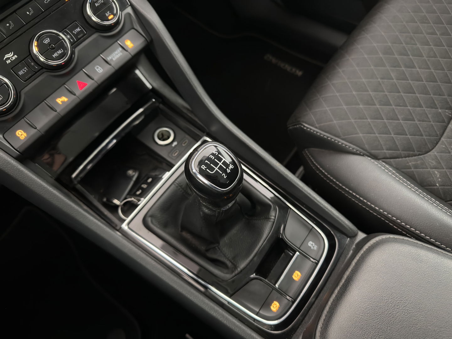 Škoda Kodiaq 1.5 TSI Business Edition (INCL-BTW) *ADAPTIVE-CRUISE | LEATHER-FABRIC | FULL-LED | CANTON-SOUND | HEATED-SPORTSEATS | KEYLESS | NAVI-FULLMAP | CAMERA | DAB+ | ECC | PDC | TOWBAR | 18''ALU*