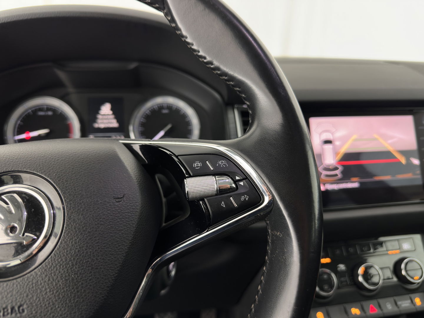 Škoda Kodiaq 1.5 TSI Business Edition (INCL-BTW) *ADAPTIVE-CRUISE | LEATHER-FABRIC | FULL-LED | CANTON-SOUND | HEATED-SPORTSEATS | KEYLESS | NAVI-FULLMAP | CAMERA | DAB+ | ECC | PDC | TOWBAR | 18''ALU*