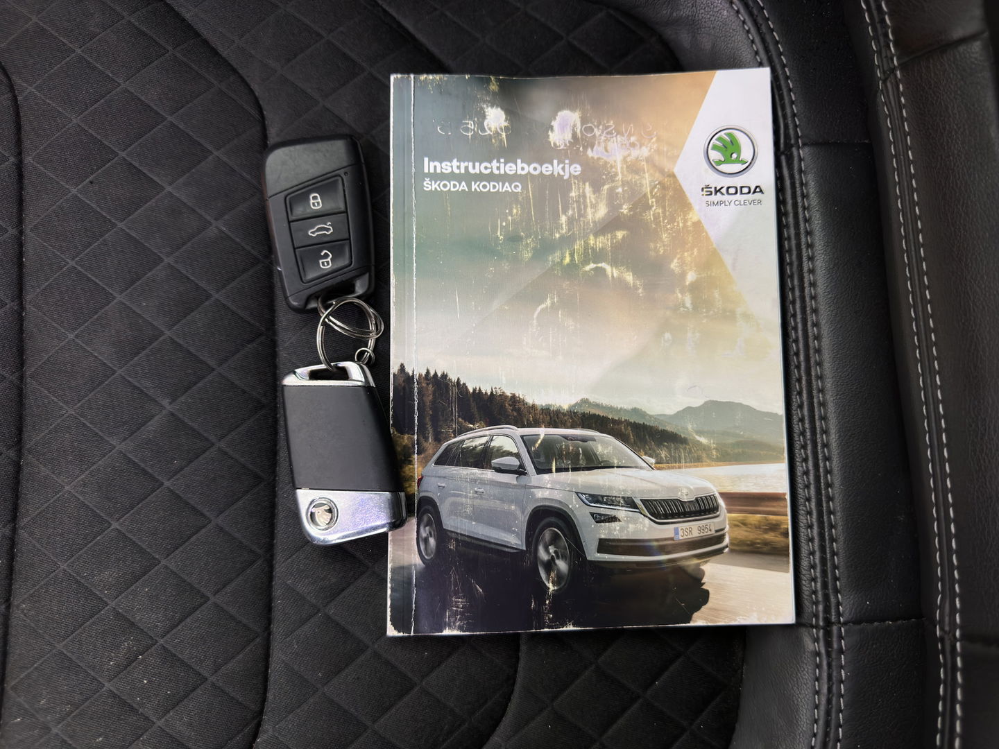 Škoda Kodiaq 1.5 TSI Business Edition (INCL-BTW) *ADAPTIVE-CRUISE | LEATHER-FABRIC | FULL-LED | CANTON-SOUND | HEATED-SPORTSEATS | KEYLESS | NAVI-FULLMAP | CAMERA | DAB+ | ECC | PDC | TOWBAR | 18''ALU*
