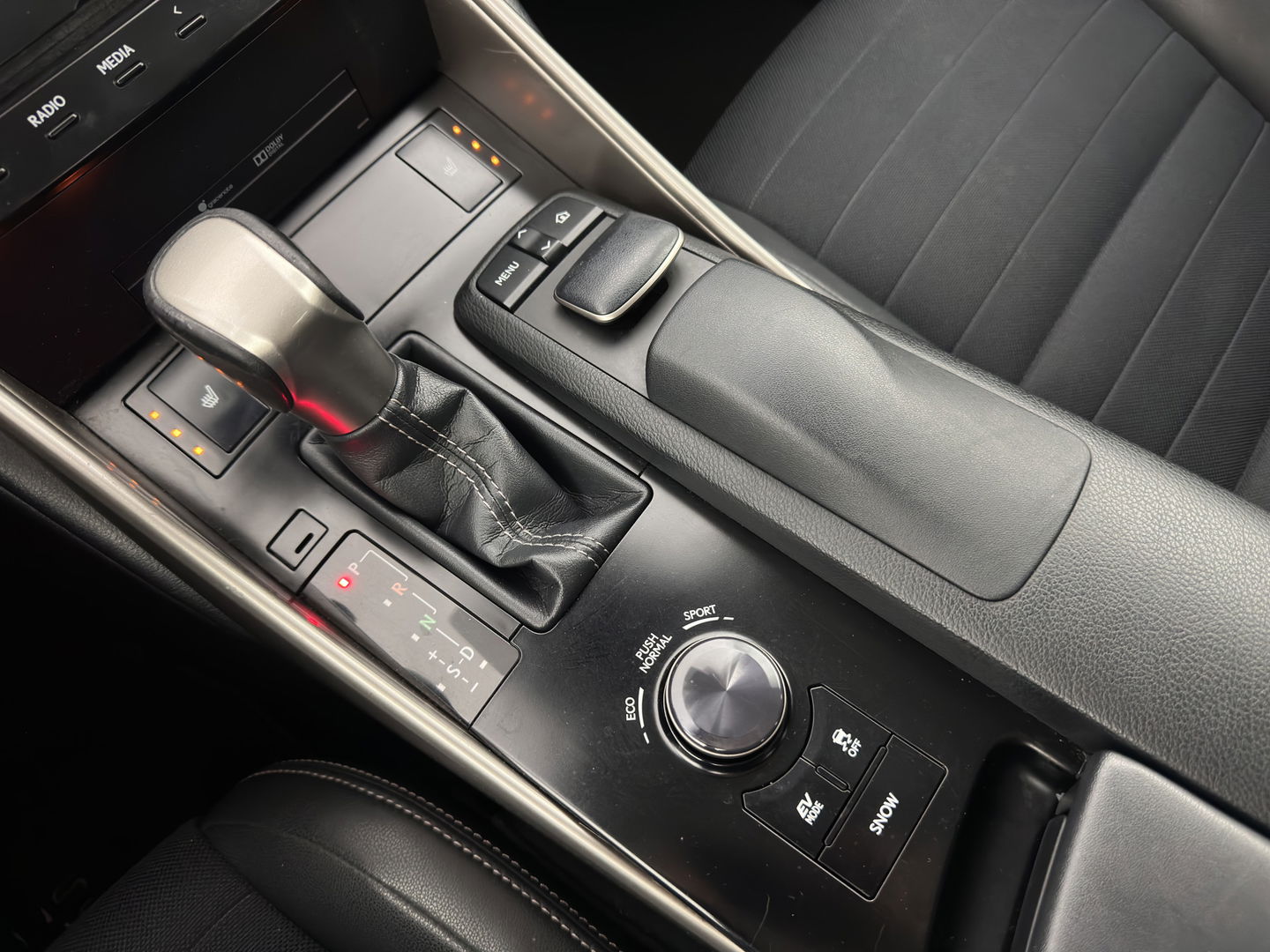 Lexus IS 300h Edition Aut. *LEATHER-FABRIC | FULL-LED | HEATED-SPORTSEATS | NAVI-FULLMAP | CAMERA | ECC | PDC | CRUISE | 17''ALU*