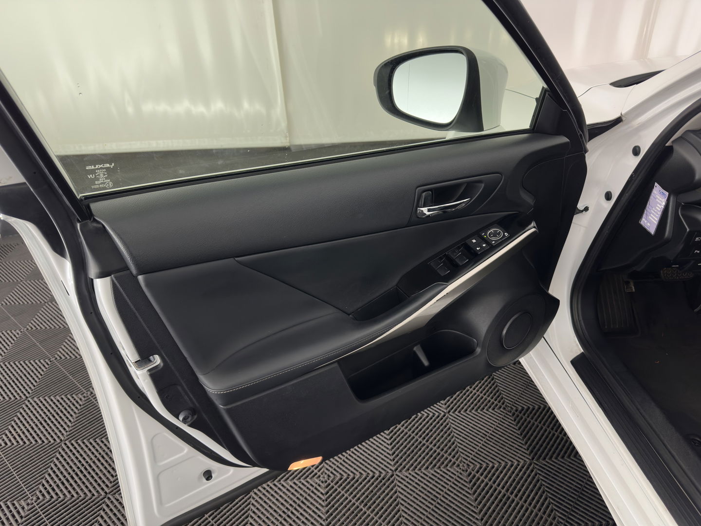 Lexus IS 300h Edition Aut. *LEATHER-FABRIC | FULL-LED | HEATED-SPORTSEATS | NAVI-FULLMAP | CAMERA | ECC | PDC | CRUISE | 17''ALU*