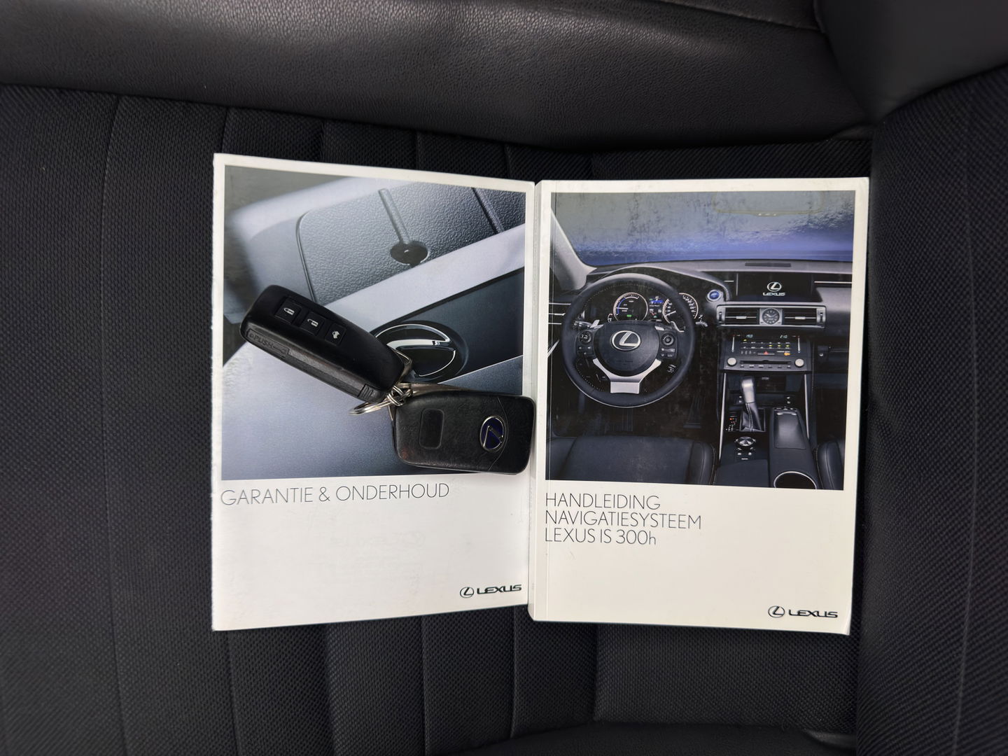 Lexus IS 300h Edition Aut. *LEATHER-FABRIC | FULL-LED | HEATED-SPORTSEATS | NAVI-FULLMAP | CAMERA | ECC | PDC | CRUISE | 17''ALU*