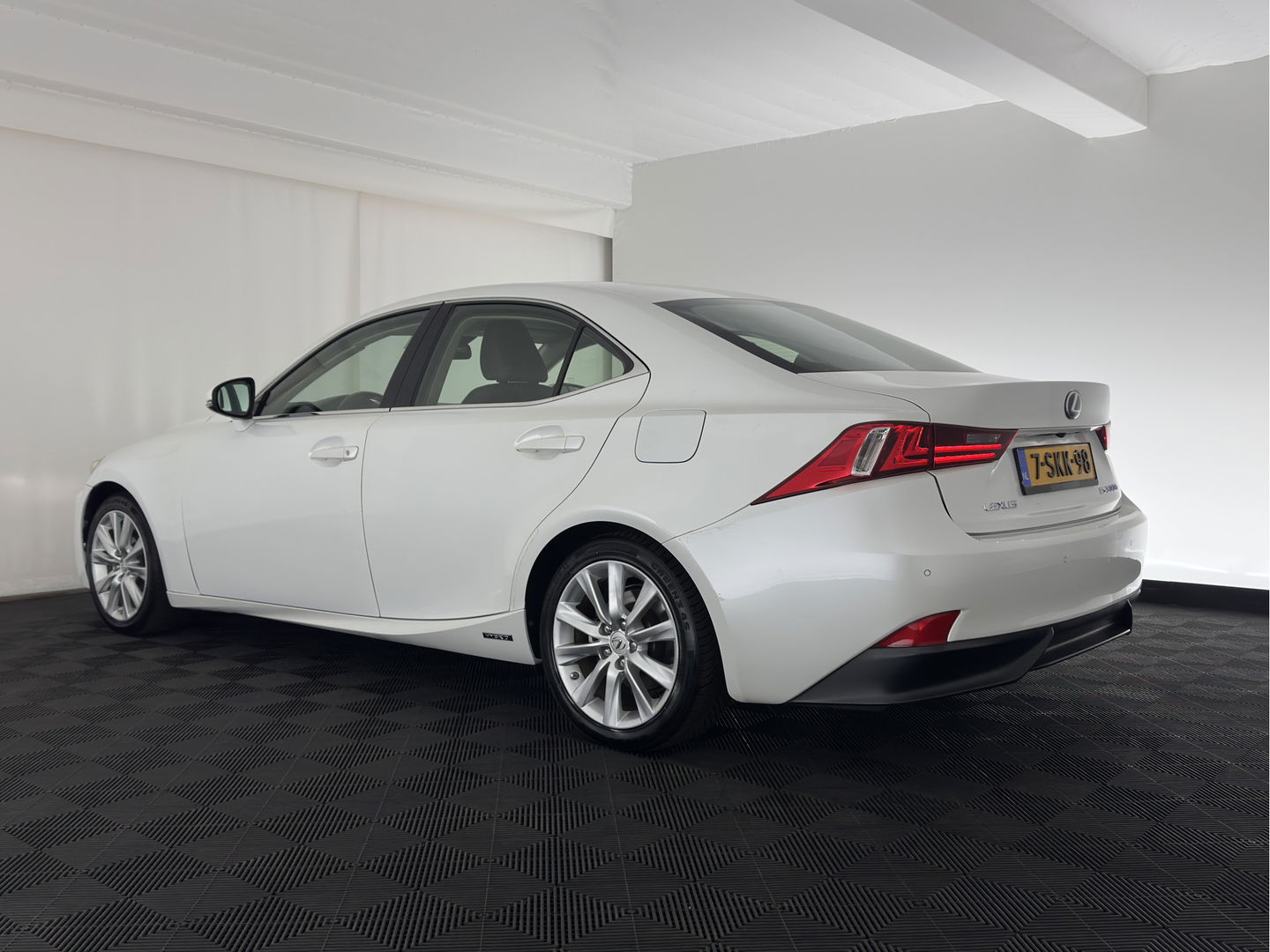 Lexus IS 300h Edition Aut. *LEATHER-FABRIC | FULL-LED | HEATED-SPORTSEATS | NAVI-FULLMAP | CAMERA | ECC | PDC | CRUISE | 17''ALU*