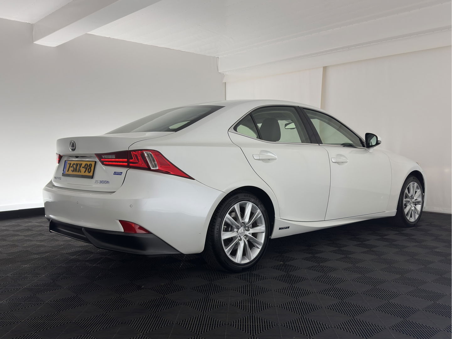 Lexus IS 300h Edition Aut. *LEATHER-FABRIC | FULL-LED | HEATED-SPORTSEATS | NAVI-FULLMAP | CAMERA | ECC | PDC | CRUISE | 17''ALU*