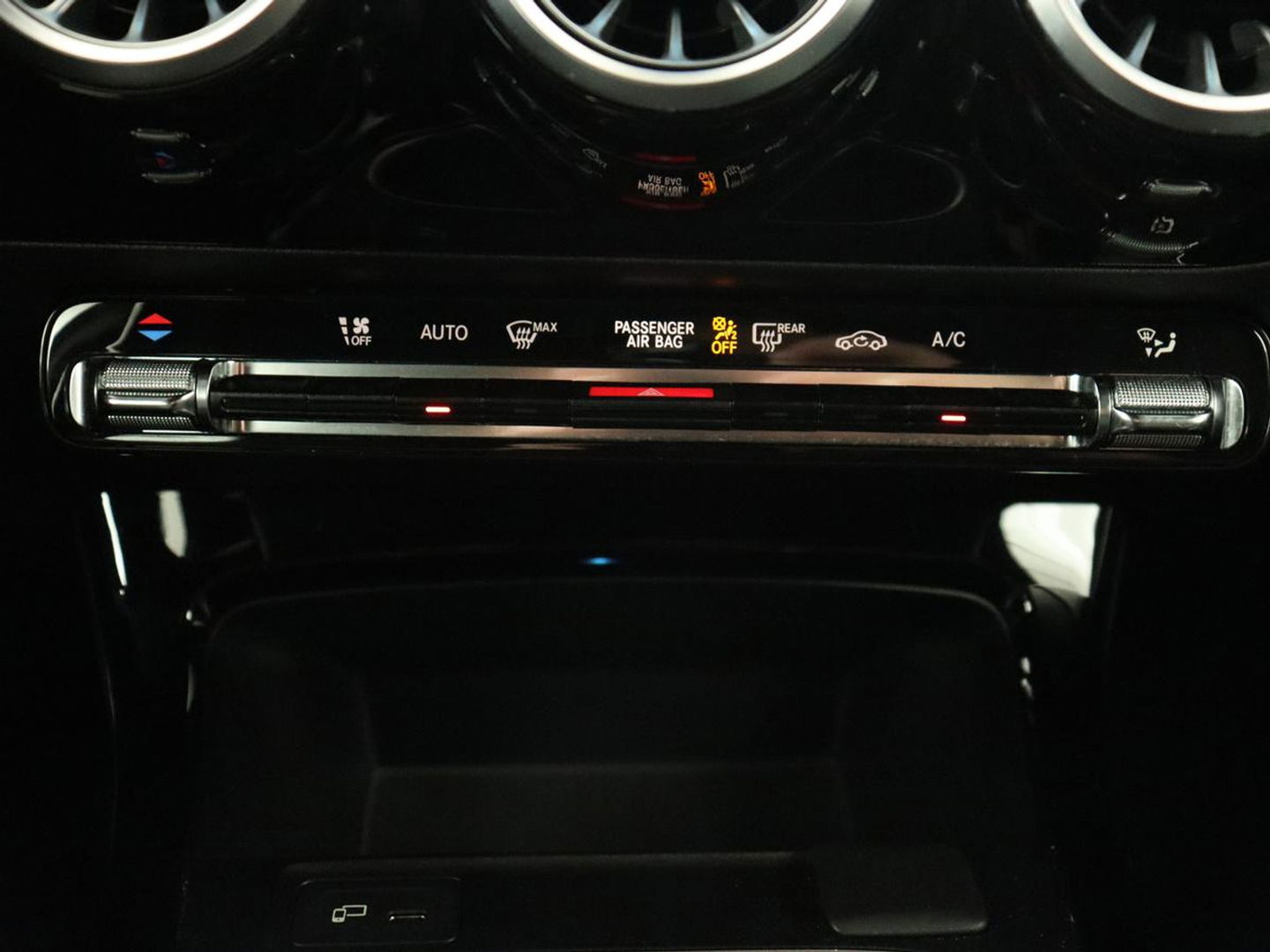 Mercedes-Benz A-Klasse 250 Advantage | Stoelverwarming | Sfeerverlichting |  Leder | Camera | Navigatie | Widescreen | LED | Cruise Control | Burmester Sound