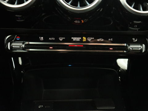 Mercedes-Benz A-Klasse 250 Advantage | Stoelverwarming | Sfeerverlichting |  Leder | Camera | Navigatie | Widescreen | LED | Cruise Control | Burmester Sound