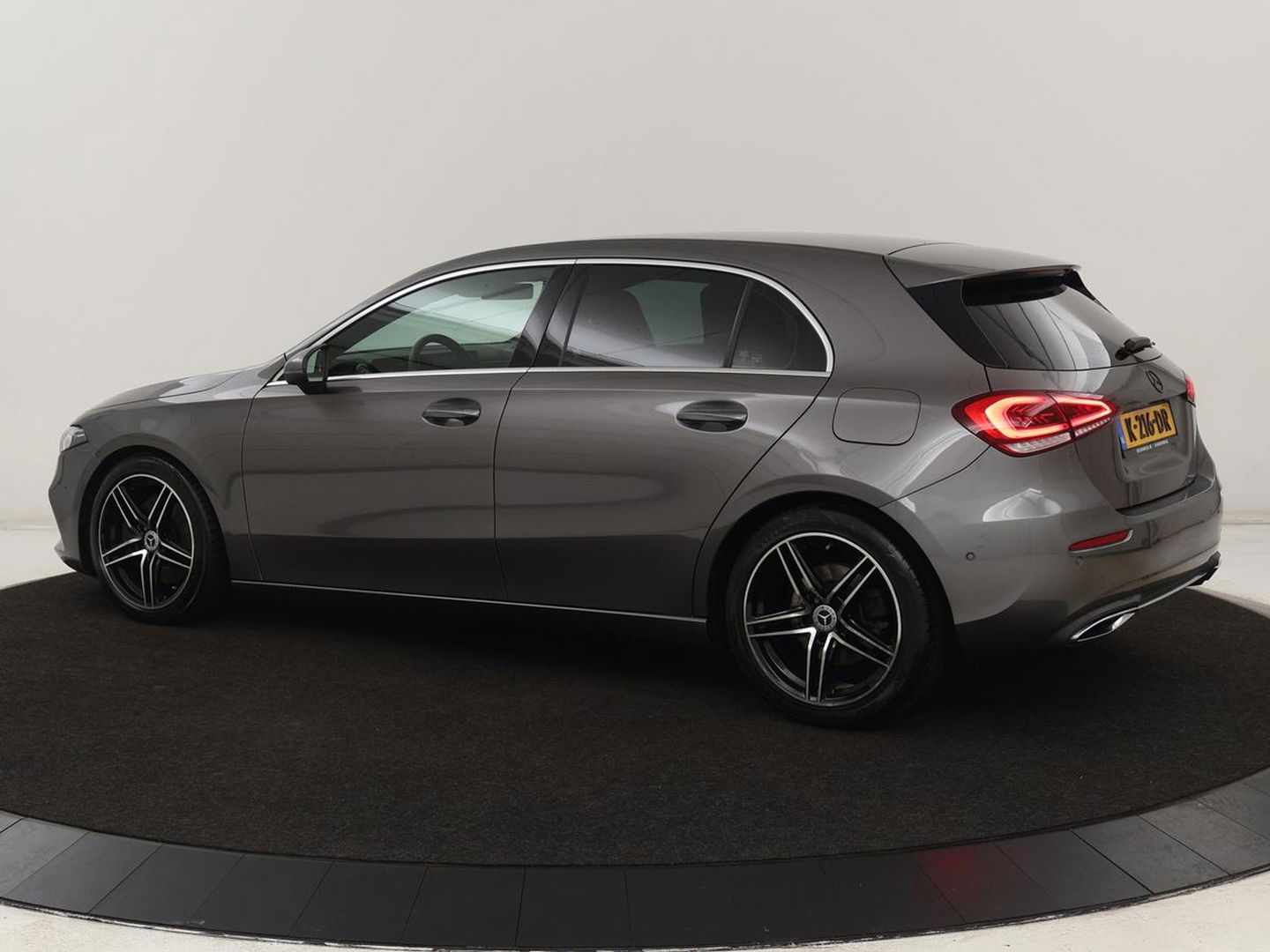 Mercedes-Benz A-Klasse 250 Advantage | Stoelverwarming | Sfeerverlichting |  Leder | Camera | Navigatie | Widescreen | LED | Cruise Control | Burmester Sound