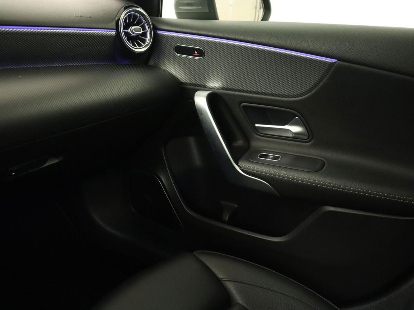 Mercedes-Benz A-Klasse 250 Advantage | Stoelverwarming | Sfeerverlichting |  Leder | Camera | Navigatie | Widescreen | LED | Cruise Control | Burmester Sound