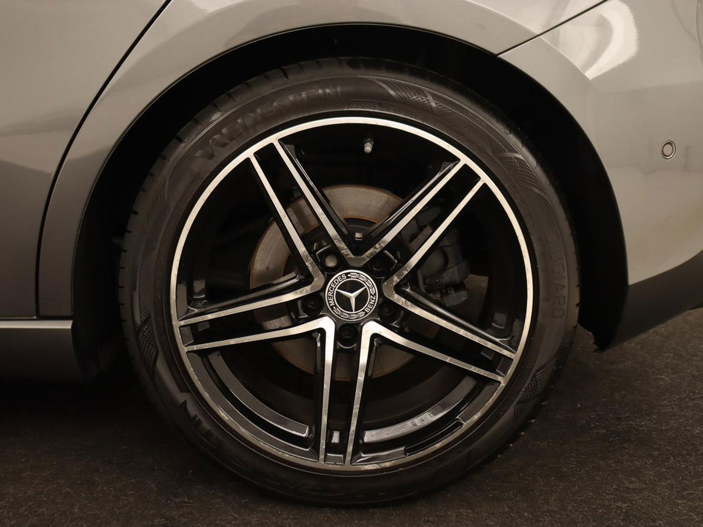 Mercedes-Benz A-Klasse 250 Advantage | Stoelverwarming | Sfeerverlichting |  Leder | Camera | Navigatie | Widescreen | LED | Cruise Control | Burmester Sound