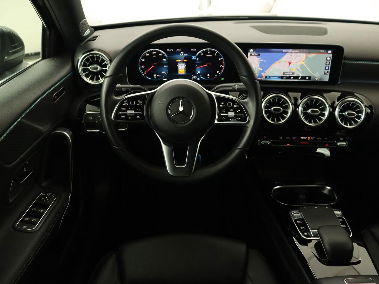 Mercedes-Benz A-Klasse 250 Advantage | Stoelverwarming | Sfeerverlichting |  Leder | Camera | Navigatie | Widescreen | LED | Cruise Control | Burmester Sound