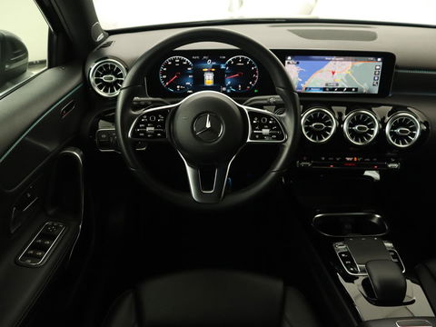 Mercedes-Benz A-Klasse 250 Advantage | Stoelverwarming | Sfeerverlichting |  Leder | Camera | Navigatie | Widescreen | LED | Cruise Control | Burmester Sound