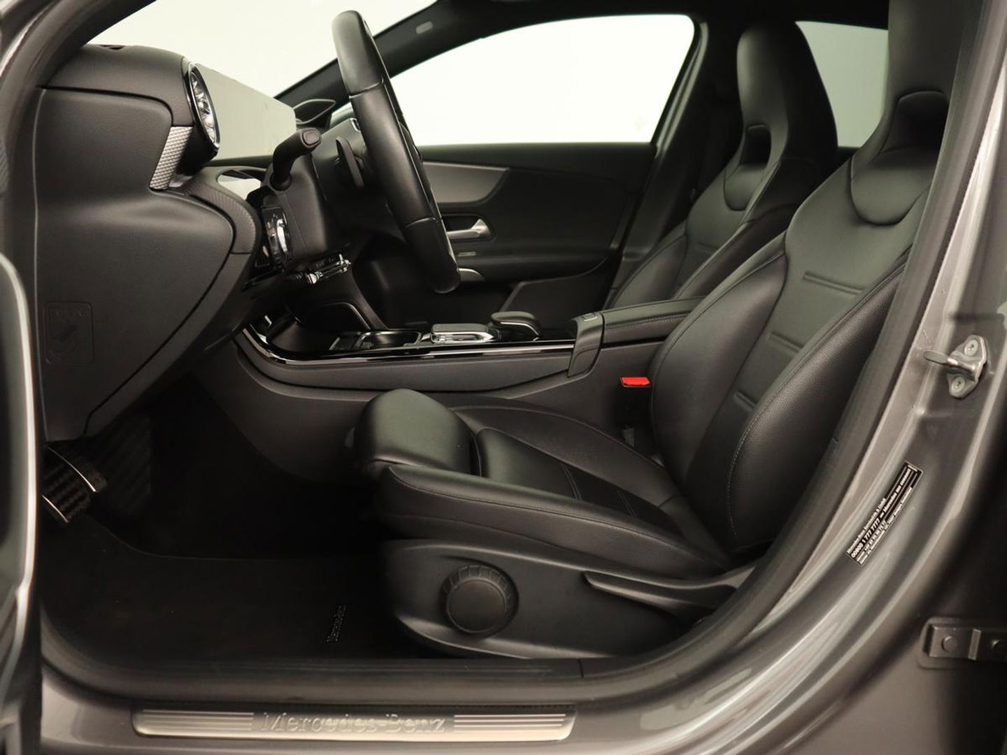 Mercedes-Benz A-Klasse 250 Advantage | Stoelverwarming | Sfeerverlichting |  Leder | Camera | Navigatie | Widescreen | LED | Cruise Control | Burmester Sound