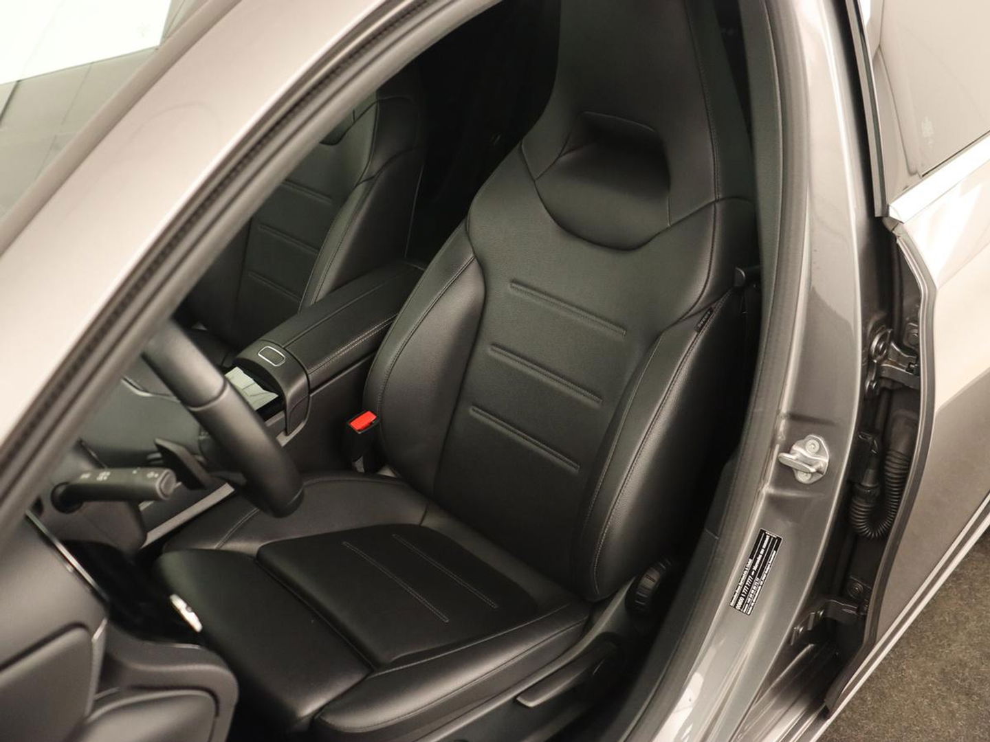 Mercedes-Benz A-Klasse 250 Advantage | Stoelverwarming | Sfeerverlichting |  Leder | Camera | Navigatie | Widescreen | LED | Cruise Control | Burmester Sound