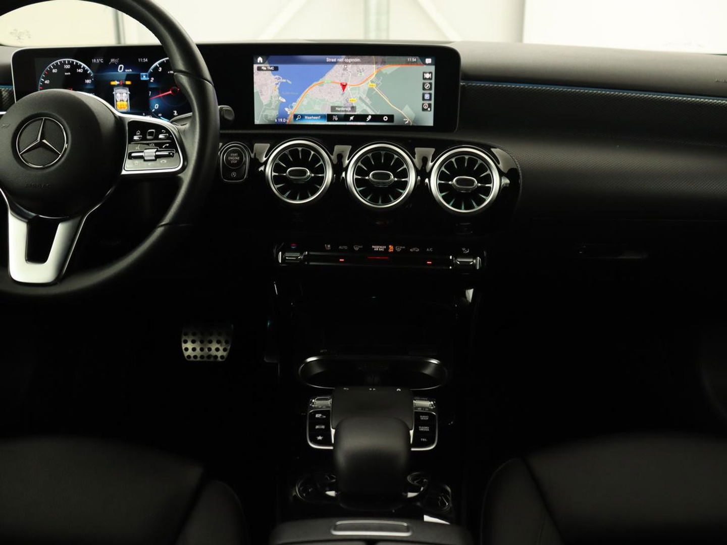 Mercedes-Benz A-Klasse 250 Advantage | Stoelverwarming | Sfeerverlichting |  Leder | Camera | Navigatie | Widescreen | LED | Cruise Control | Burmester Sound