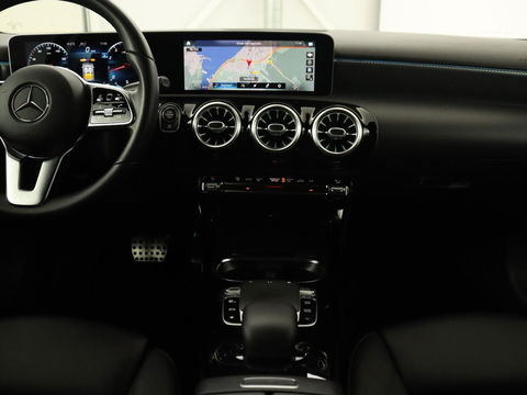 Mercedes-Benz A-Klasse 250 Advantage | Stoelverwarming | Sfeerverlichting |  Leder | Camera | Navigatie | Widescreen | LED | Cruise Control | Burmester Sound