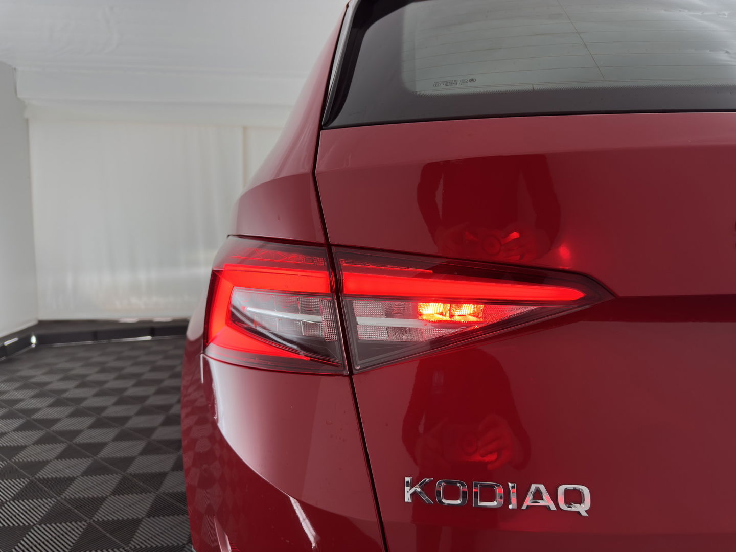 Škoda Kodiaq 1.5 TSI Business Edition (INCL-BTW) *ADAPTIVE-CRUISE | LEATHER-FABRIC | FULL-LED | CANTON-SOUND | HEATED-SPORTSEATS | KEYLESS | NAVI-FULLMAP | CAMERA | DAB+ | ECC | PDC | TOWBAR | 18''ALU*