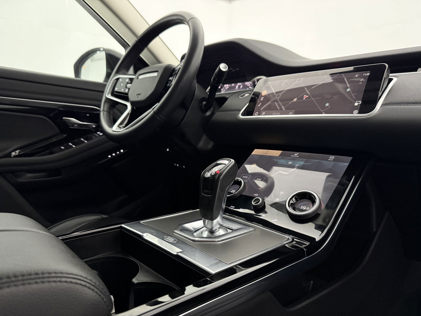 Land Rover Range Rover Evoque 1.5 P300e AWD 309PK R-Dynamic SE | Virtual | Carplay | LED | Camera | Memory | Adaptive Cruise | Leder | Dodehoek