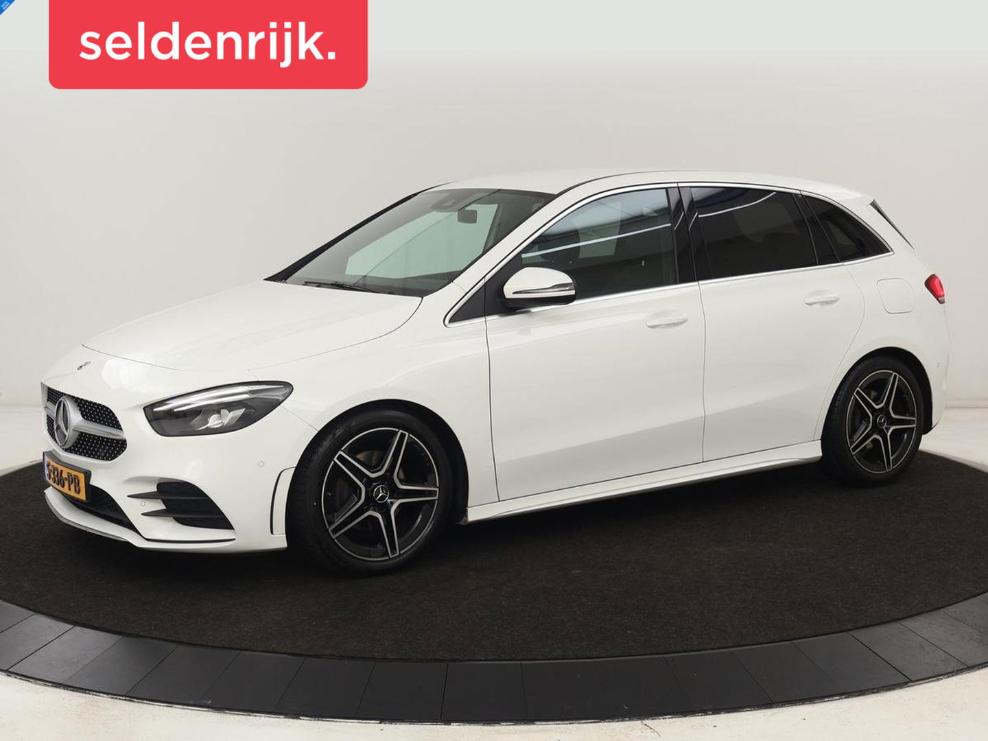 Mercedes-Benz B-Klasse 200 Business Solution AMG | Half Leder/Alcantara | Stoelverwarming | Sfeerverlichting | Camera | Navigatie